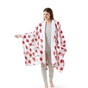 Cozy Plush Wrap strawberry 🍓 print